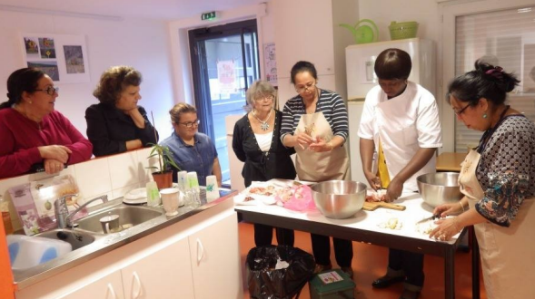 7 personnes un peut agé cuisinent
