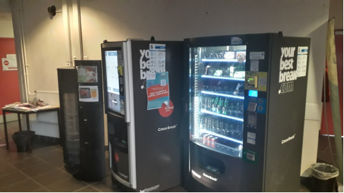 Image qui represente les machines souvent non operationnel, l'un est une machine à café et l'autre un distributeurs classique du bâtiment 'A'