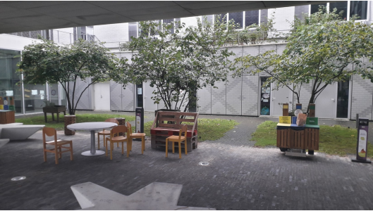 Image qui represente l'extérieur de l'IUT de Montreuil du bâtiment 'F'.