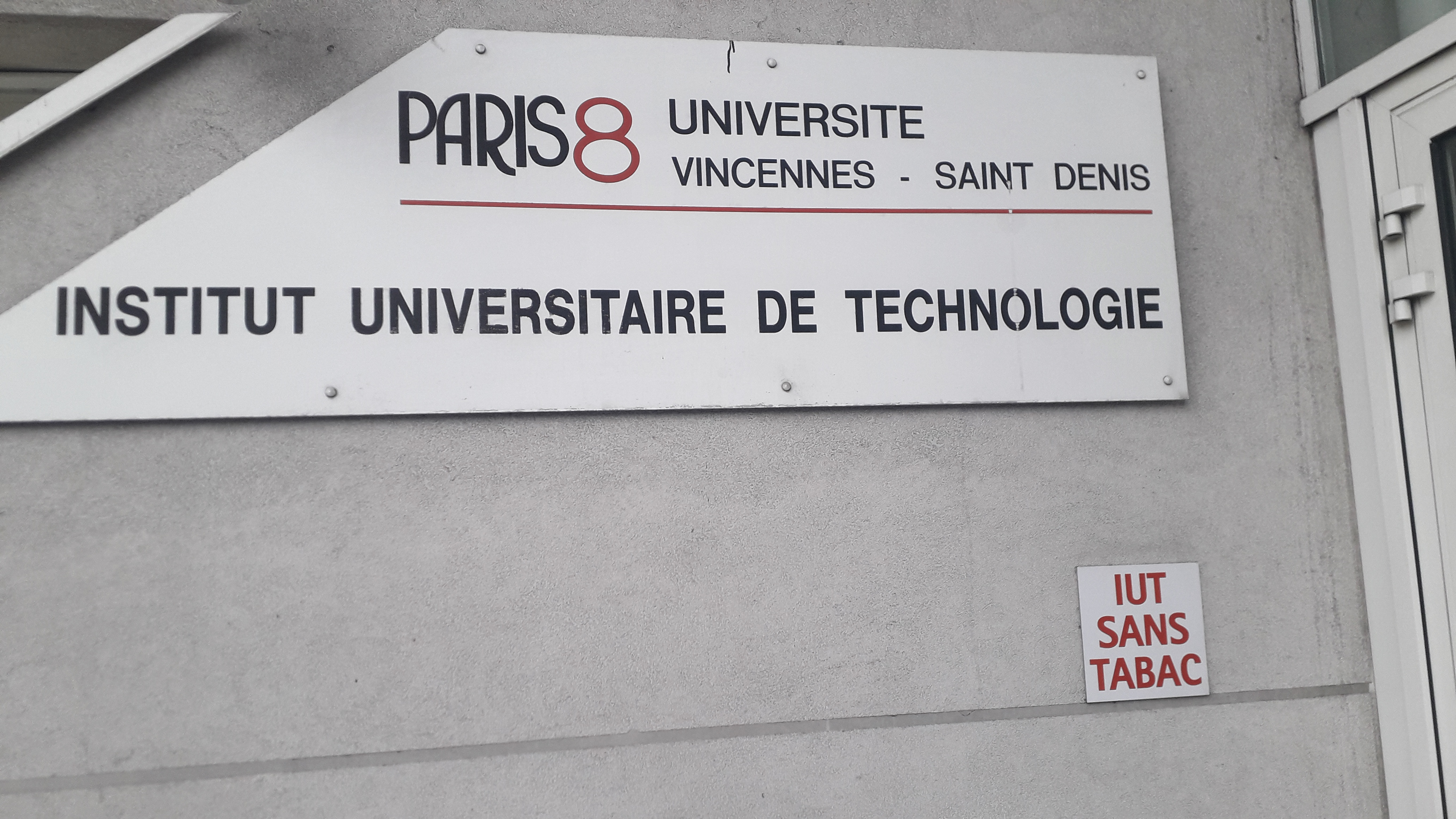 Panneau indiquant l'université Paris8 et quelque details